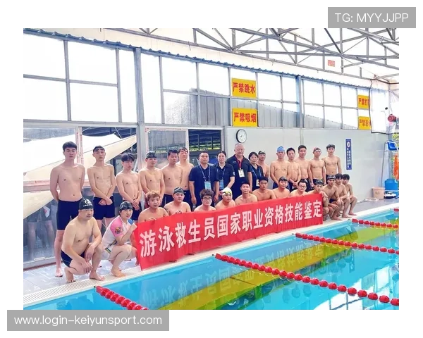 游泳馆加强教练员与救生员联动应急演练,游泳池救生员培训 游泳馆加强教练员与救生员联动应急演练,游泳池救生员培训